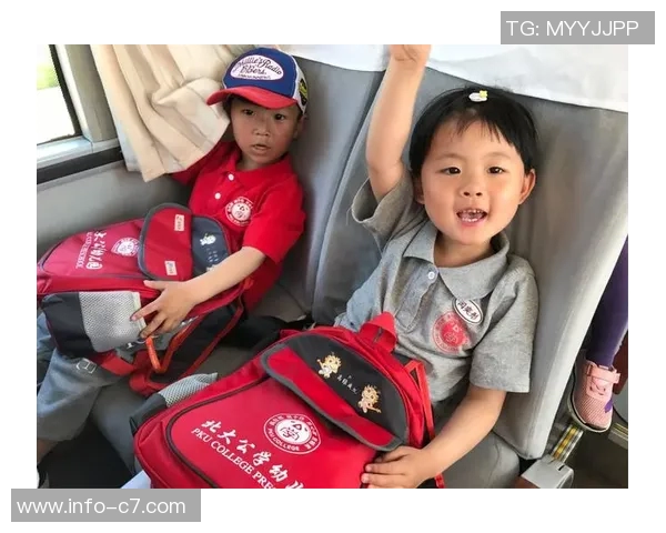 浓眉哥化身孩子王乐高积木传递快乐与创意心有大爱温暖每一个小朋友