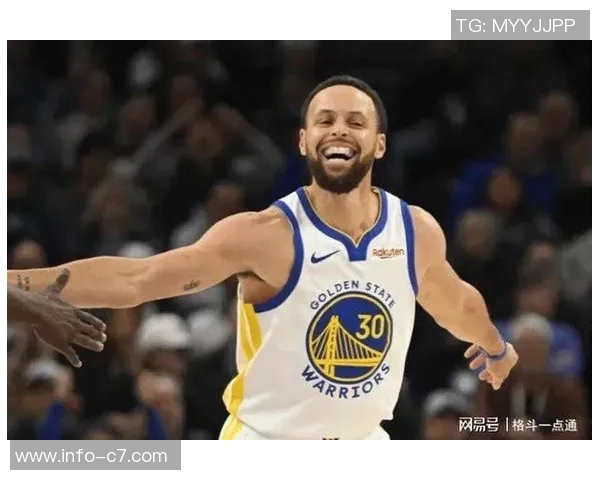 桑托斯称赞库里首节顽强表现一条腿打成21展现强硬风范