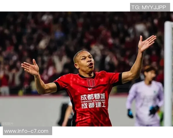 蓉城开局不利韦林顿后场失误致对手轻松破门陷入0-1落后困境 蓉城开局不利韦林顿后场失误致对手轻松破门陷入0-1落后困境